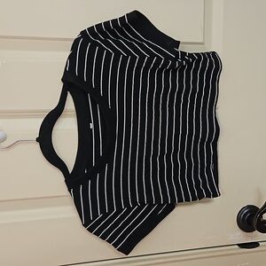 🩴 Black and White Stripped Short Sleeve Crop Top